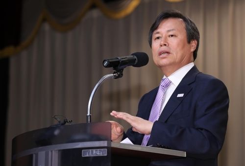 도종환 장관 "굶어죽는 예술인 없게 최소한의 안전망 만들겠다"