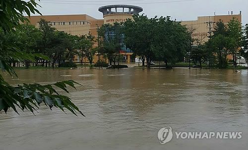 300㎜ 폭우에 도심 절반 잠긴 청주 '천재지변' vs '인재'