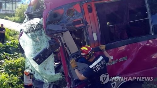 통학버스가 시내버스 추돌…1명 사망·30여명 경상