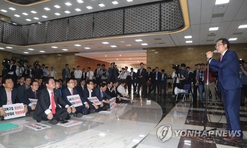 국회서 확성기 켠 한국당…"방송장악 저지" 릴레이 발언시위