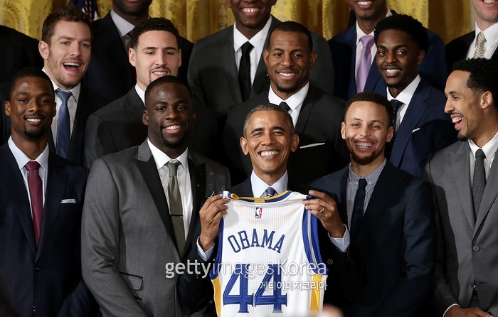 지난 2016년 2월, 2014-2015시즌 우승팀 골든 스테이트 워리어스 선수단이 백악관을 방문해 버락 오바마 전 대통령과 기념 사진을 찍는 모습.