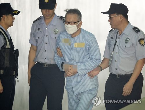 법원, 김기춘 항소심 직권 재판키로…내달 17일 첫 재판