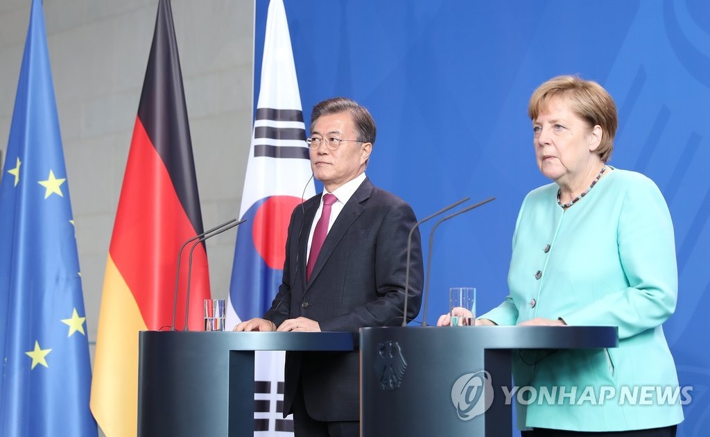 문 대통령, 독일 메르켈 총리에 축전…"북핵 긴밀한 협의 기대"