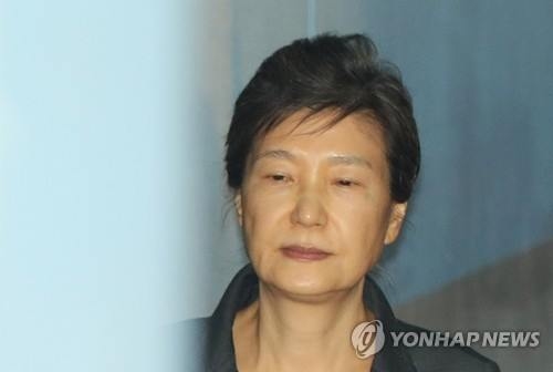 법원, 박근혜 재판에서 안종범 업무수첩 '정황증거'로 채택