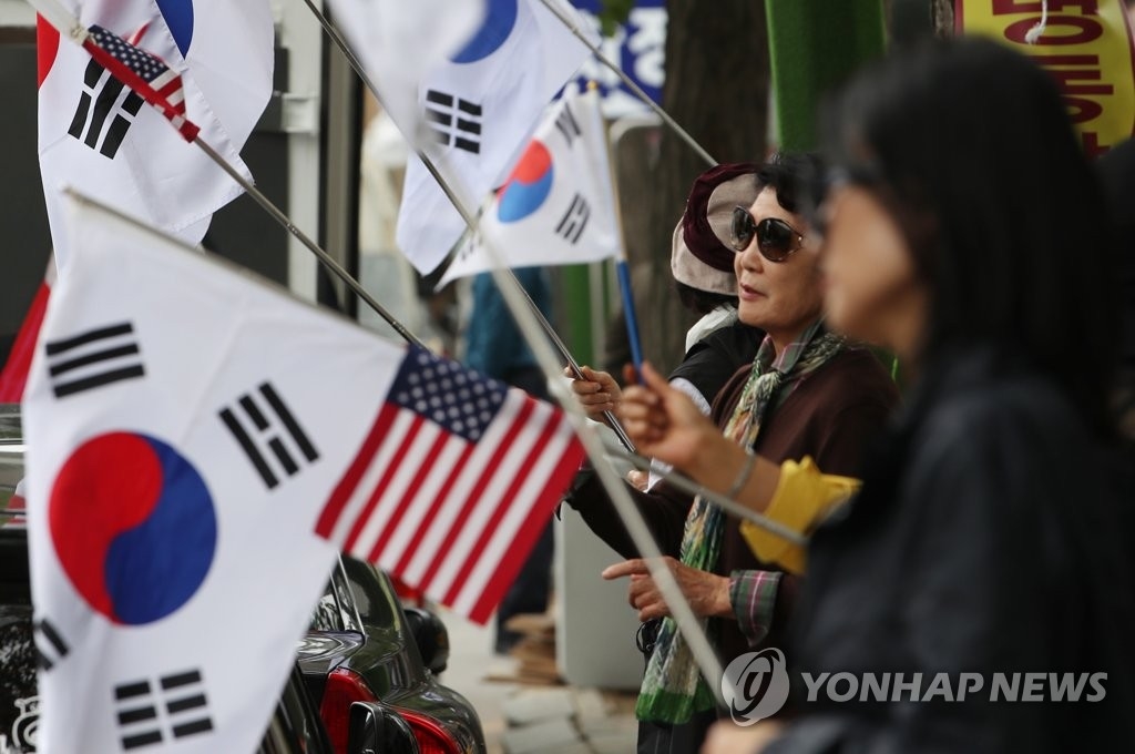 "박근혜 석방하라"…지지자들 법원 앞서 노숙농성 돌입