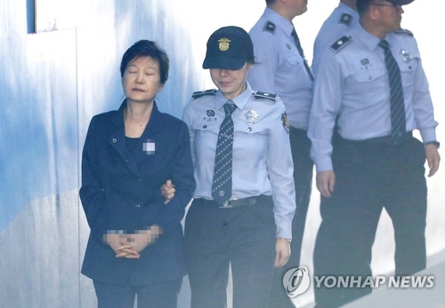 '13일의 금요일'에 구속 연장된 박근혜…재판 내내 '착잡'