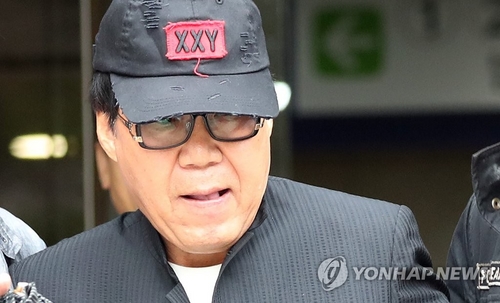 '그림 대작' 조영남 1심 사기 유죄 징역형…"구매자 속여"
