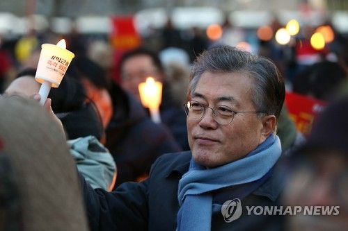 문 대통령 "촛불, 정의로운 대한민국 요구하는 통합된 힘"