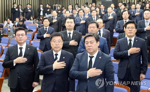 한국당 '국감 보이콧' 철회…나흘만에 '상복차림' 복귀