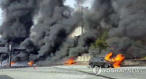 충돌 트럭서 기름통 수십개 나뒹굴며 폭발…3명 사망·5명 부상