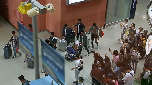 '뭉쳐야 뜬다' '꽃중년' 김승수, 오사카 공항서 인기 폭발