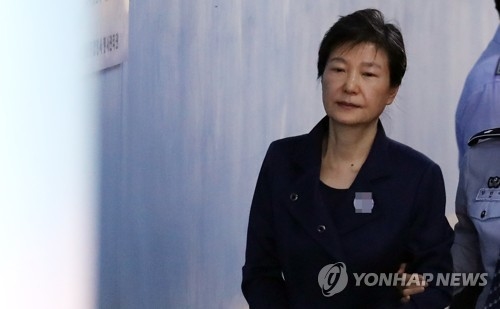 박근혜 전 대통령 재판 27일 재개…불출석 상태로 열릴 수도