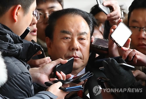 이우현 검찰 출석…"난 흙수저 국회의원…뇌물 받은 적 없다"