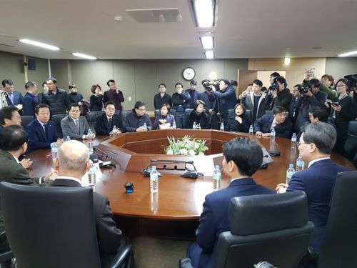 한국당, '문재인 정부 방송 장악' 방통위 항의 방문