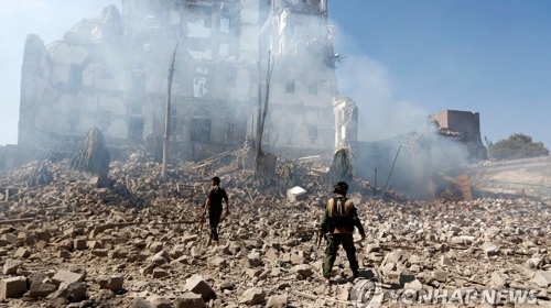 사우디 동맹군, 예멘 시장 공습…"최소 25명 사망"