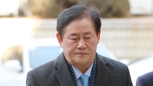 '1억 국정원 뇌물' 최경환 구속…법원 "범죄혐의 소명"