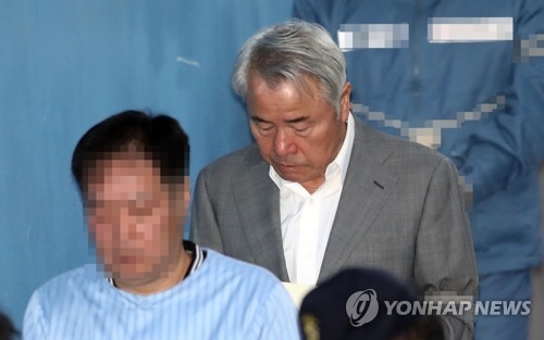 미스터피자 정우현 '치즈 통행세' 유죄…징역 3년에 집유 4년