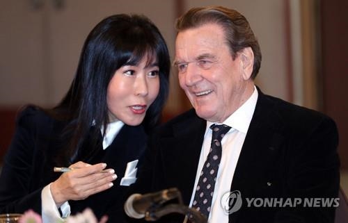 슈뢰더 전 독일 총리 "김소연씨와 연내 결혼…여생 절반 한국에서"