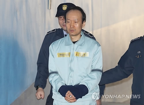 이재만 "박근혜, 국가 위해 열심" 법정서 울음…특활비 증언은 거부