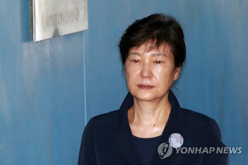 '국정원 특활비 뇌물 추가' 박근혜 오늘 첫 재판 준비절차