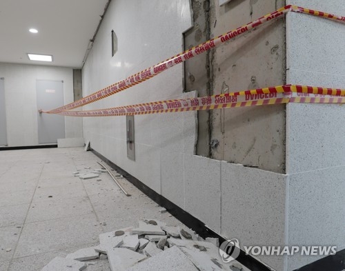 벽 균열에 계단 파손…포항 학교 47곳 지난해 지진 이어 또 수난