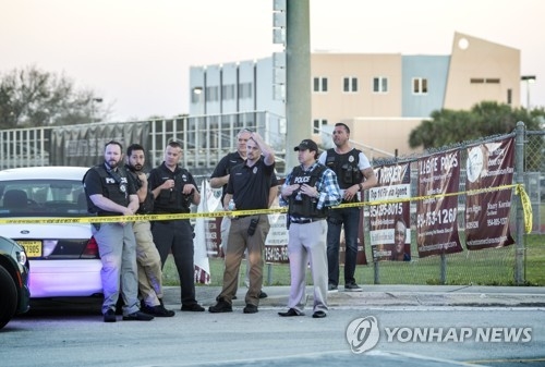 미 플로리다 고교서 퇴학생이 총기난사…17명 사망