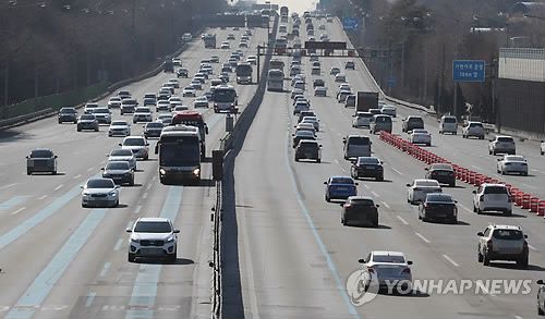 귀성길 고속도로 정체 점차 풀려…"서울→부산 5시간 40분"