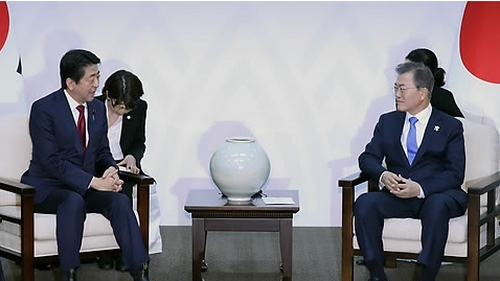 일본 "문 대통령, '10억엔 반환 않는다' 말해"…청와대 "사실과 달라"