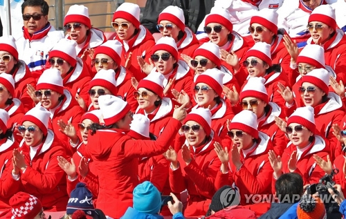 북한응원단 "우리 선수 장하다"…아낌없는 격려와 함성