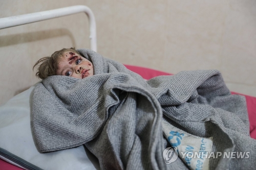 갓난아기까지…시리아군 무차별폭격에 민간인 77명 사망