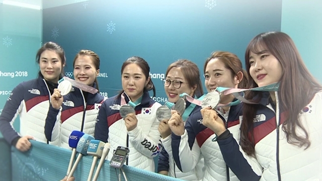 여자 컬링, 열악한 환경서 값진 은메달…한국이 뭉클