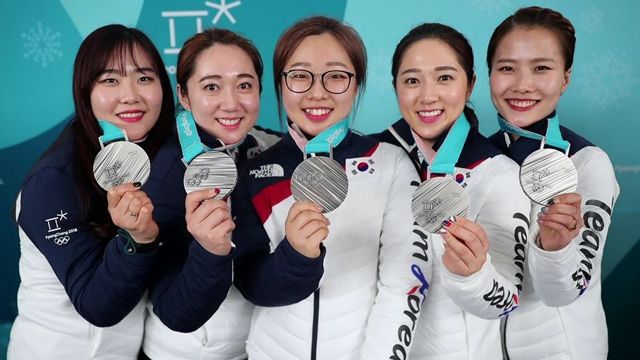 여자 컬링, 아시아 첫 올림픽 '은메달'…"4년 뒤 한번 더"