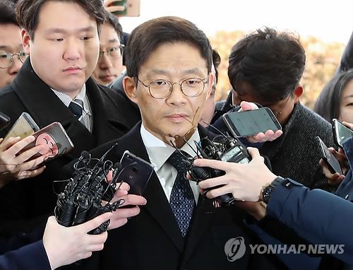 '성추행·인사개입 의혹' 안태근 출석…"성실히 조사 임할 것"