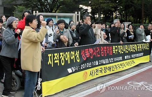 "10대 지적장애인 성폭행" 피소 20대 둘 무혐의 처리 논란