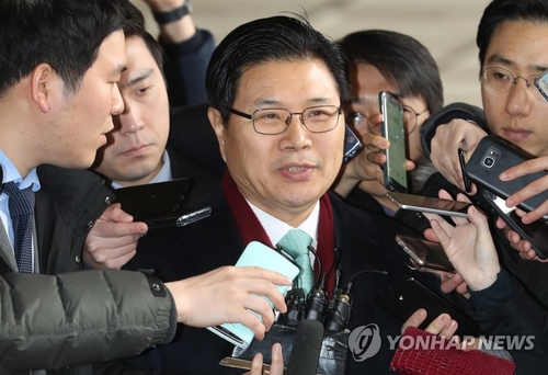 '불법자금·돈세탁 의혹' 홍문종 검찰 출석…"그런 적 없다"
