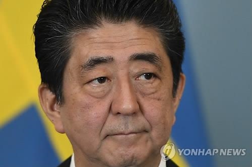 사학스캔들·'재팬 패싱'…'내우외환'에 몰린 일본 아베 총리