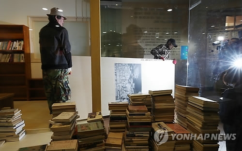 고은 '만인의 방' 서울도서관서 111일 만에 철거