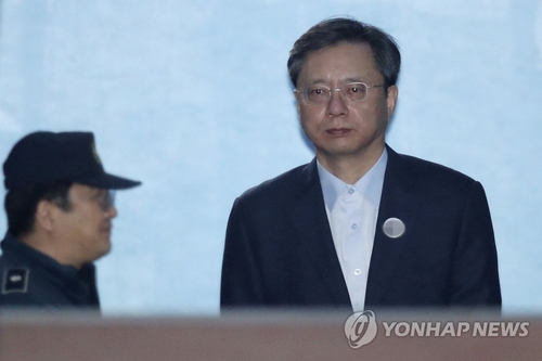 우병우측 "불법사찰 혐의 이중기소"…검찰 "새로 수사한 것"