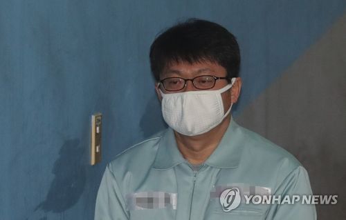 MB 조사일 법정 나온 '집사'김백준·'참모' 김진모