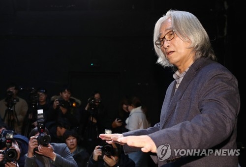 '연극인 16명 성폭력 의혹' 이윤택, 17일 오전 10시 경찰 출석