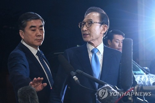 검찰, '뇌물·다스 비자금' MB 구속영장…"증거인멸 우려"
