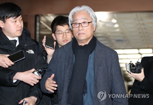 경찰, '연극인 17명 성추행' 혐의 이윤택 구속영장 신청