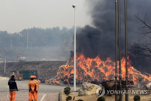 고성 산불 축구장 49배 면적 태워…건물 9동 소실·군 물자 이동