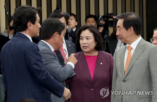 한국당 "야당 탄압 도 넘어"…지방선거 후보 잇단 경찰수사에 반발