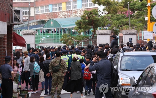 서울 방배초서 남성이 초등생 잡고 인질극…1시간만에 제압