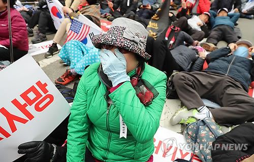 박근혜 '징역 24년'에 법원 앞 지지자들 분노…"법치 사망"