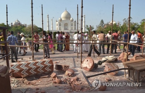 인도 타지마할 외부 첨탑, 강풍에 파손…주택 붕괴로 42명 사망