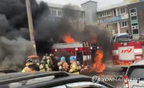 인천 화학공장 불길 소방차에 옮겨붙어 차량 전소