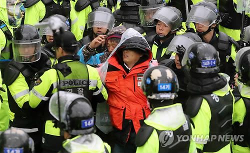 사드기지 진밭교서 경찰 강제해산…10여명 부상·2명은 병원행