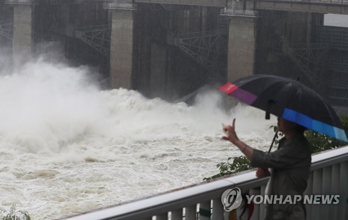"봄비치고는 많이 왔네"…북한강 수계 팔당댐 올해 첫 수문 개방